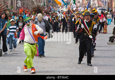 NATIVE Tanzgruppen aus ganz Mexiko feiern von San Miguel Arcangel, dem Schutzpatron von SAN MIGUEL DE ALLENDE im Oktober Stockfoto