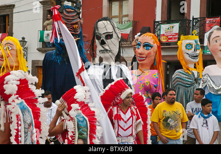 NATIVE Tanzgruppen aus ganz Mexiko feiern von San Miguel Arcangel, dem Schutzpatron von SAN MIGUEL DE ALLENDE im Oktober Stockfoto