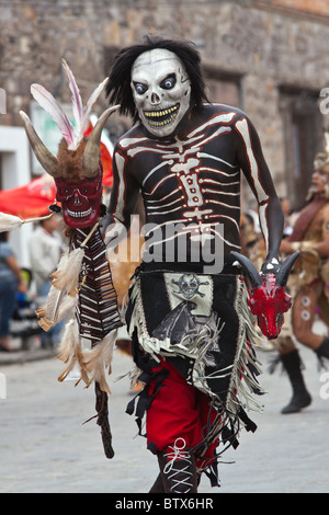 NATIVE Tanzgruppen aus ganz Mexiko feiern von San Miguel Arcangel, dem Schutzpatron von SAN MIGUEL DE ALLENDE im Oktober Stockfoto