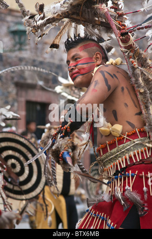 NATIVE Tanzgruppen aus ganz Mexiko feiern von San Miguel Arcangel, dem Schutzpatron von SAN MIGUEL DE ALLENDE im Oktober Stockfoto