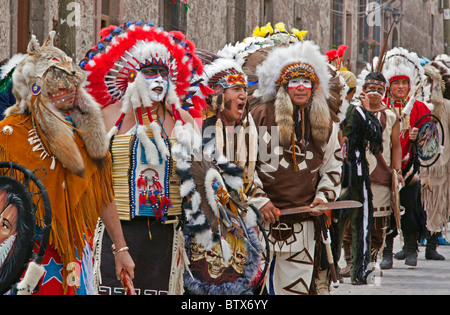NATIVE Tanzgruppen aus ganz Mexiko feiern von San Miguel Arcangel, dem Schutzpatron von SAN MIGUEL DE ALLENDE im Oktober Stockfoto