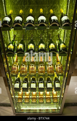 Die Glasshouse Bar Azura Wein Champagner-Flaschen Stockfoto