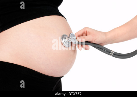 Ärztliche Untersuchung der neun Monat schwangeren Bauch, isoliert auf weißem Hintergrund. Stockfoto