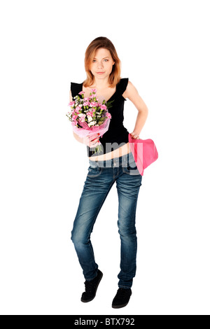 Junge attraktive Frau in entspannter Haltung Nelke Blumen und rosa Hut isoliert auf weißem Hintergrund Stockfoto