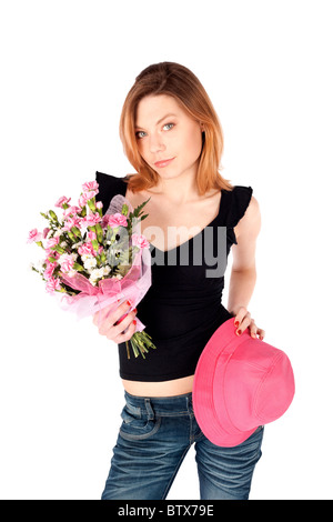 Junge attraktive Frau in entspannter Haltung Nelke Blumen und rosa Hut isoliert auf weißem Hintergrund Stockfoto