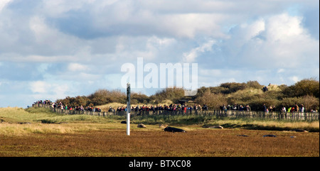 Panorama Bild der Öffentlichkeit verschließen Besucher bei Donna Nook Heiligtum im Winter. NOVEMBER. Stockfoto