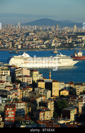 ISTANBUL, TÜRKEI. Ein Blick von Beyoglu über den Bosporus mit der Kreuzfahrt Schiff MSC Opera für das Marmarameer abfliegen. 2010. Stockfoto