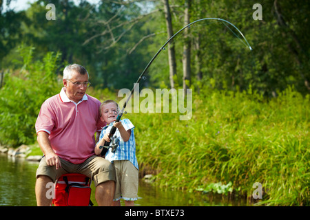 Foto von Großvater und Enkel am Wochenende Angeln Stockfoto