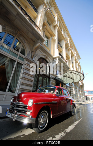 ISTANBUL, TÜRKEI. Das Pera Palas Hotel im Stadtteil Beyoglu, mit einem der hoteleigenen klassische Plymouth außerhalb geparkt. 2010. Stockfoto