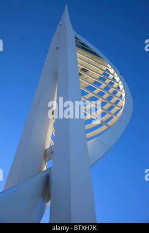 Der Spinnaker Tower in Portsmouth Harbour an der Südküste des Vereinigten Königreichs, eine 170m hohe touristische Attraktion eröffnet im Jahr 2005 Stockfoto