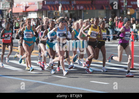 Die Spitzengruppe der professionellen Frauen, unter der Leitung von Christelle Daunay von Frankreich, nähert sich die 8 Mile-Marke im NYC Marathon 2010 Stockfoto