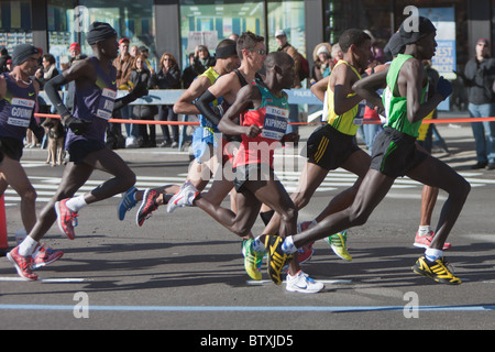 Die Spitzengruppe der professionellen Männer, unter der Leitung von Haile Gebrselassie aus Äthiopien, nähert sich die 8 Mile-Marke im NYC Marathon 2010 Stockfoto