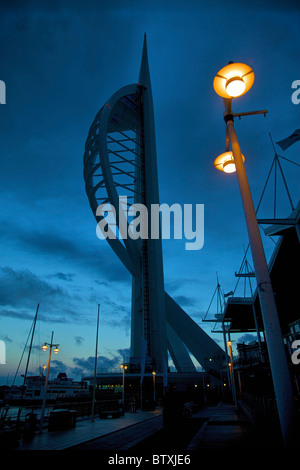 Der Spinnaker Tower in Portsmouth Harbour an der Südküste des Vereinigten Königreichs, eine 170m hohe touristische Attraktion eröffnet im Jahr 2005 Stockfoto