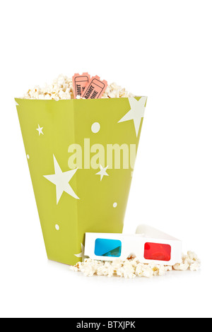 Popcorn-Eimer mit zwei Tickets und 3D Anaglyphenbrille isoliert auf weißem Hintergrund Stockfoto