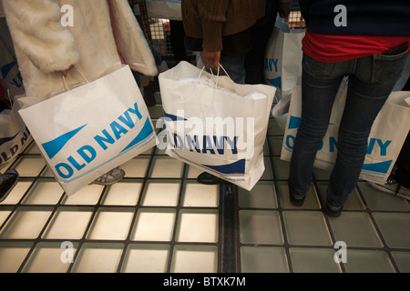 New York City Public School Studenten Shop bei Old Navy Flaggschiff speichern auf der 34th Street in New York Stockfoto