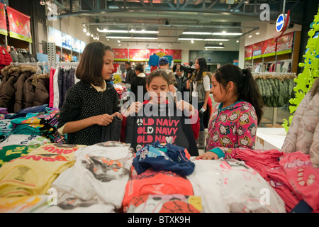 New York City Public School Studenten Shop bei Old Navy Flaggschiff speichern auf der 34th Street in New York Stockfoto