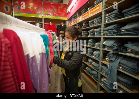 New York City Public School Studenten Shop bei Old Navy Flaggschiff speichern auf der 34th Street in New York Stockfoto