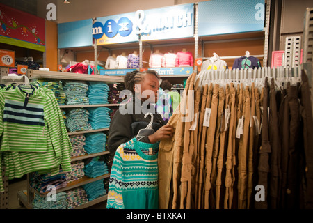 New York City Public School Studenten Shop bei Old Navy Flaggschiff speichern auf der 34th Street in New York Stockfoto