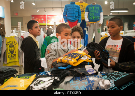 New York City Public School Studenten Shop bei Old Navy Flaggschiff speichern auf der 34th Street in New York Stockfoto