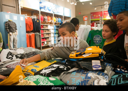 New York City Public School Studenten Shop bei Old Navy Flaggschiff speichern auf der 34th Street in New York Stockfoto