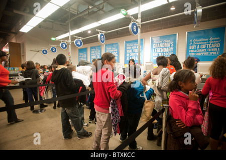 New York City Public School Studenten Shop bei Old Navy Flaggschiff speichern auf der 34th Street in New York Stockfoto