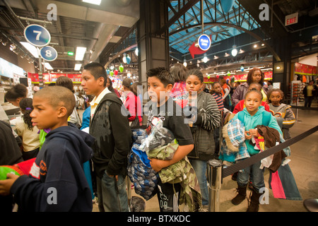 New York City Public School Studenten Shop bei Old Navy Flaggschiff speichern auf der 34th Street in New York Stockfoto