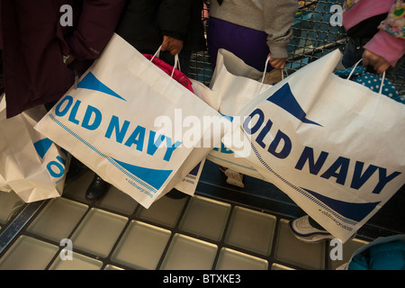 New York City Public School Studenten Shop bei Old Navy Flaggschiff speichern auf der 34th Street in New York Stockfoto