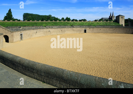 Amphitheater Mit Stadtmauer Und Wachturm, Im Hintergrund der Dom St. Viktor, LVR-Archaeologischer Park Xanten bin Niederrhein in Nordrhein-Westfalen Stockfoto