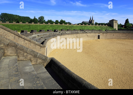 Amphitheater Mit Stadtmauer Und Wachturm, Im Hintergrund der Dom St. Viktor, LVR-Archaeologischer Park Xanten bin Niederrhein in Nordrhein-Westfalen Stockfoto