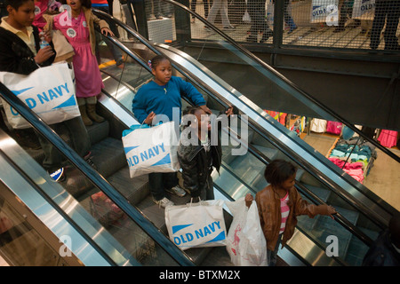 New York City Public School Studenten Shop bei Old Navy Flaggschiff speichern auf der 34th Street in New York Stockfoto