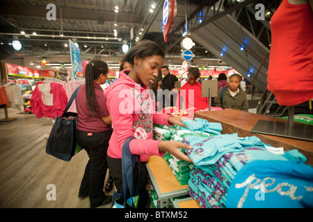 New York City Public School Studenten Shop bei Old Navy Flaggschiff speichern auf der 34th Street in New York Stockfoto