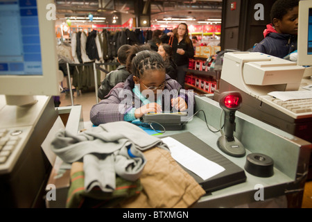 New York City Public School Student online ihren Einkauf bezahlen spielt mit der Kreditkartenterminal nach Einkauf bei Old Navy Stockfoto