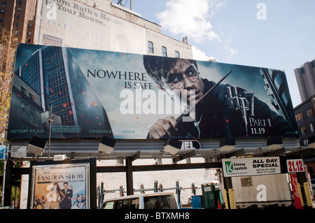 Eine Plakatwerbung des neuen Harry Potter Films, "Harry Potter und die Heiligtümer des Todes", in New York gesehen Stockfoto