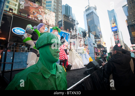 Akteure, die Darstellung von verschiedenen Disney-Figuren bei der Eröffnungsfeier der Disney Store am Times Square in New York Stockfoto