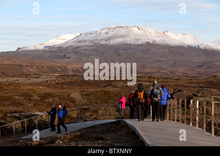 Touristen im Nationalpark Thingvellir, Island. Stockfoto
