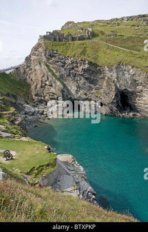 Blick auf die Insel an der Nordküste von Cornwall Tintagel Haven. Stockfoto