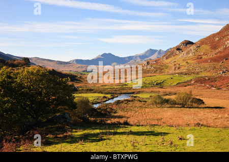 Blick entlang Nantygwryd und Afon Llugwy River zu den Mount Snowdon Horseshoe in Snowdonia. Capel Curig, Conwy, North Wales, UK, Großbritannien Stockfoto