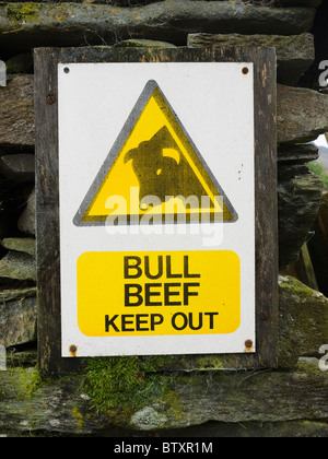 Ein Warnschild vor Bullen auf einer Farm im Lake District National Park, England Stockfoto