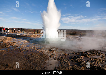 Bild 3 von 8 in eine Sequenz, die den Ausbruch der Geysir Strokkur im Südwesten Islands zeigt. Stockfoto