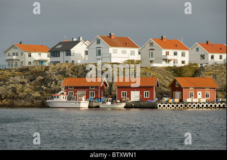 Häuser und Bootshäuser auf der Insel von Kladesholmen, Schweden. Diese Insel ist auch bekannt als Insel der Hering. Stockfoto