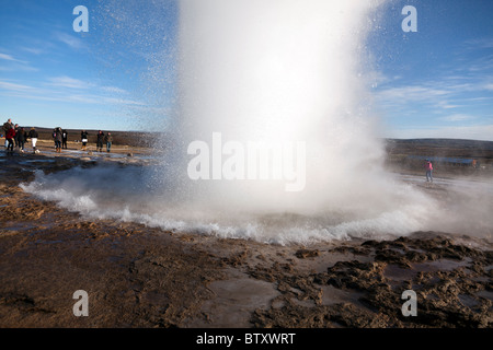 Bild 8 von 8 in eine Sequenz, die den Ausbruch der Geysir Strokkur im Südwesten Islands zeigt. Stockfoto