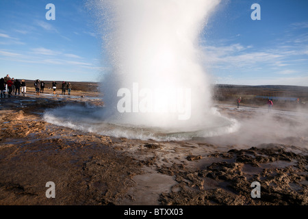 Bild 6 von 8 in eine Sequenz, die den Ausbruch der Geysir Strokkur im Südwesten Islands zeigt. Stockfoto