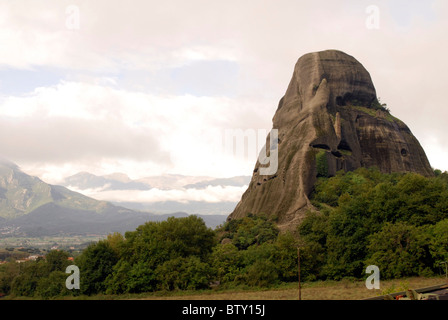 Felsformation mit verlassenen Kloster Meteora, Thessalien, Griechenland Stockfoto