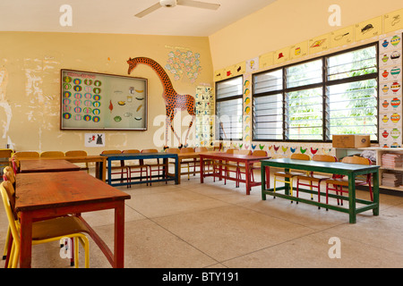 Ein leeres Klassenzimmer an einer Grundschule. Daressalam / Tansania. Stockfoto