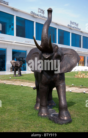 Bronzefigur eines Trompeten afrikanische Elefant Sharks Bay Sharm el Sheikh Ägypten Stockfoto