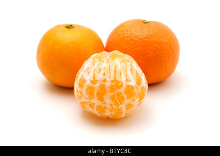 Mandarin-Orangen auf einem weißen Hintergrund Stockfoto