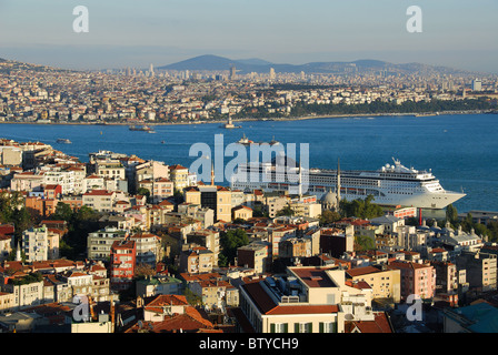 ISTANBUL, TÜRKEI. Ein Abend-Blick über den Bosporus, von Beyoglu auf das europäische Ufer in Üsküdar auf der asiatischen Ufer. 2010. Stockfoto