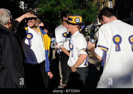 Thames Festival in London, den großen Fluss zu feiern. Morris Tänzer amüsieren. Stockfoto