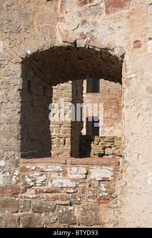 Fensteröffnungen in den dicken Mauern von Schloss Borgholm - ursprünglich aus dem 12. Jahrhundert - auf der Insel Öland, Schweden. Stockfoto