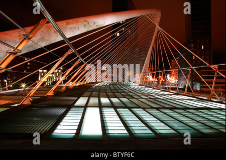 Nachtzeit, niedrigen Winkel der Ansicht Bild der Zubizuri Brücke über den Fluss Nervion in Bilbao, Spanien. Stockfoto